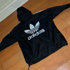 Drawcord-adjustable hood and adjustable elastic hem. Relaxed fit 100% nylon